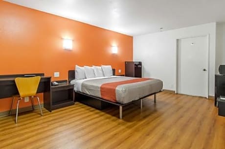 Deluxe King Room - Non-Smoking