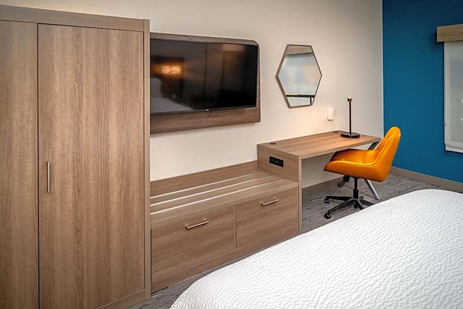Holiday Inn Express & Suites Fairmont