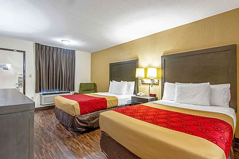 Econo Lodge Inn & Suites East