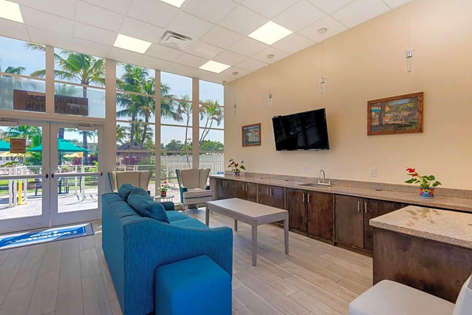 Downtown Hollywood Gardens Inn & Suites
