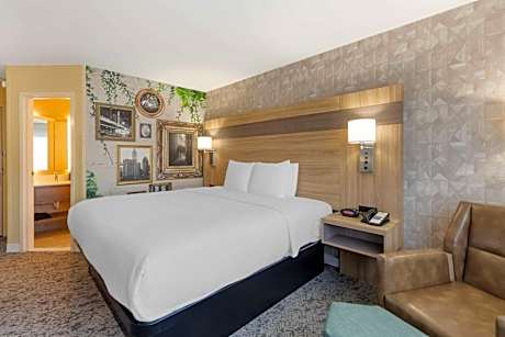 1 KING BED NON-SMOKING MICROWAVE AND MINI-REFRIGERATOR WI-FI FULL BREAKFAST