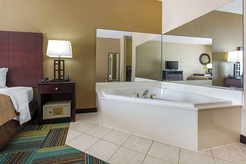 Quality Inn & Suites Arnold