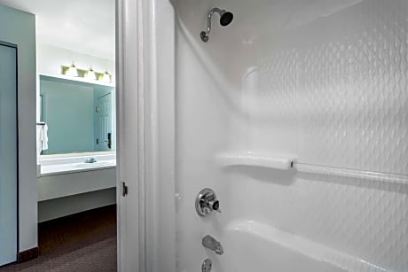 3 Queen Beds One-Bedroom Suite Non-Smoking