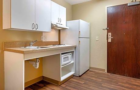 Queen studio with 1 Queen Bed - Disability Access/Non-Smoking