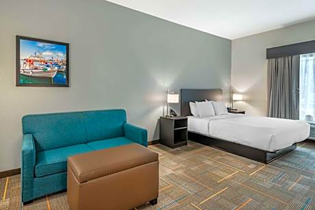 King Suite with Roll-In Shower - Disability Access/Non-Smoking