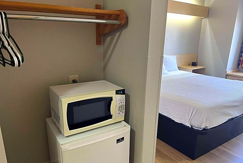 Days Inn & Suites by Wyndham Hutchinson