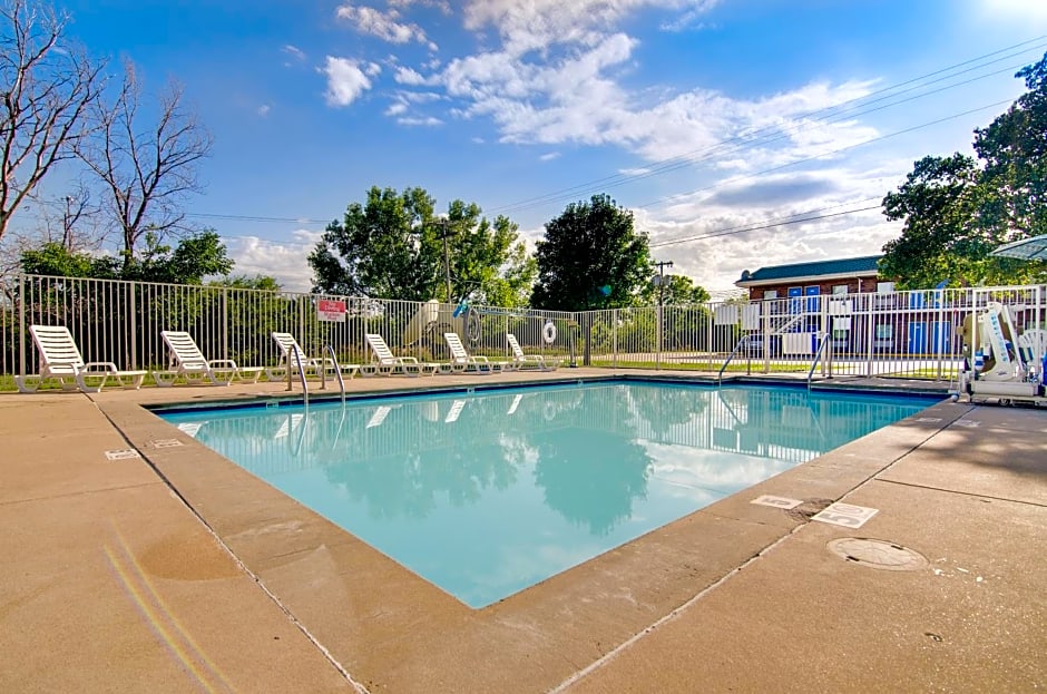 Motel 6-Salina, KS