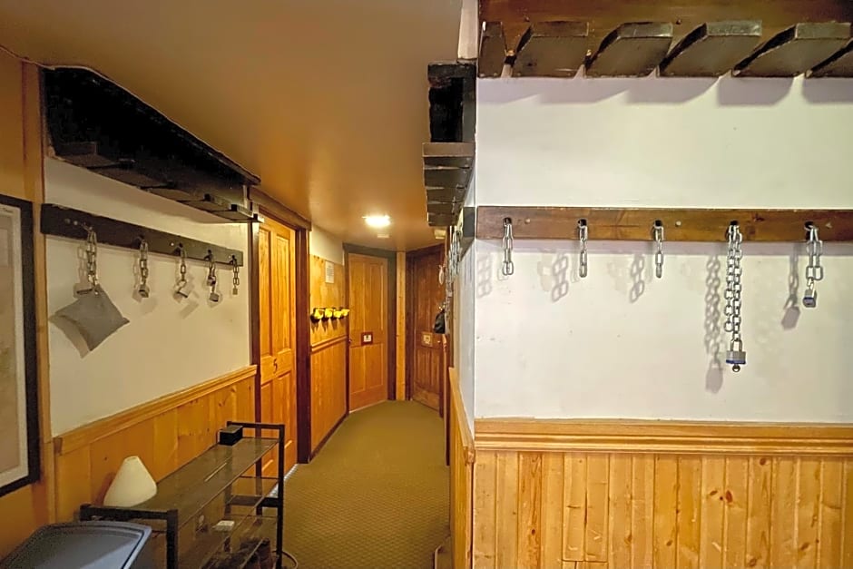 Fireside Inn & Hostel