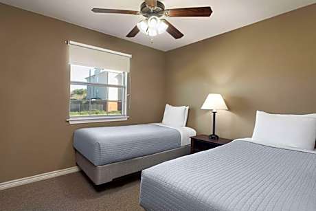 One-Bedroom Twin Suite - Non-Smoking