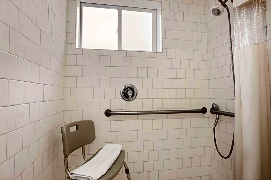 Travelodge by Wyndham Bakersfield