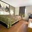 Super 8 by Wyndham Eureka/Six Flags Nearby