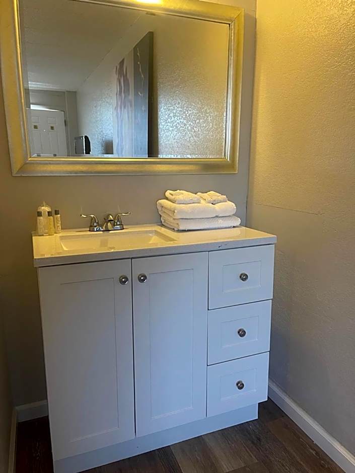 APM Inn and Suites