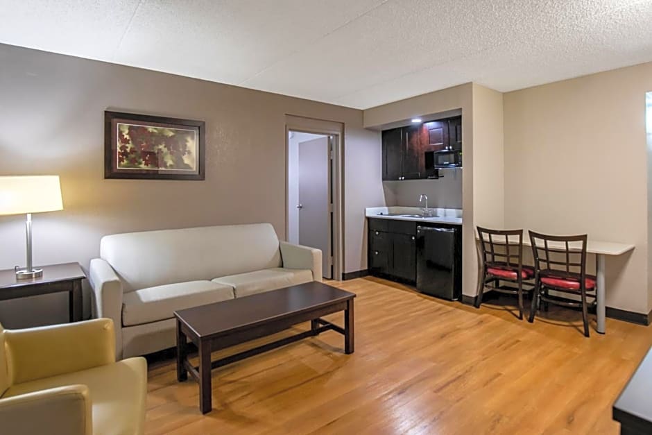 Red Roof PLUS+ & Suites Knoxville West-Cedar Bluff