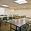 La Quinta Inn & Suites by Wyndham St. Pete-Clearwater Airport