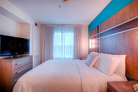 One-Bedroom Queen Suite with Sofa Bed - Hearing Accessible