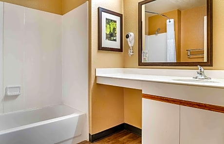 2 Bedroom Suite 2 Twin 1 Queen