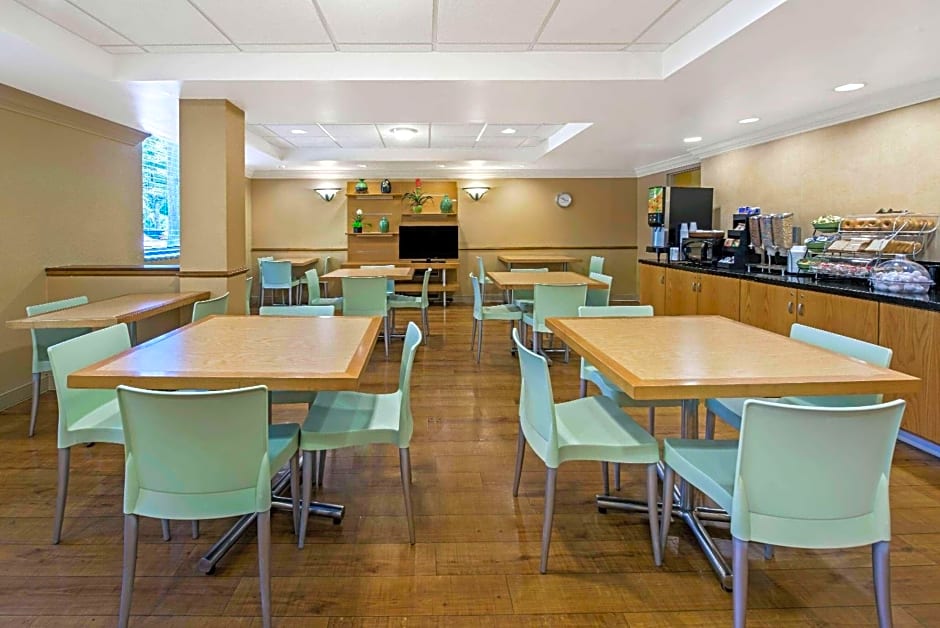 La Quinta Inn & Suites by Wyndham West Palm Beach Airport