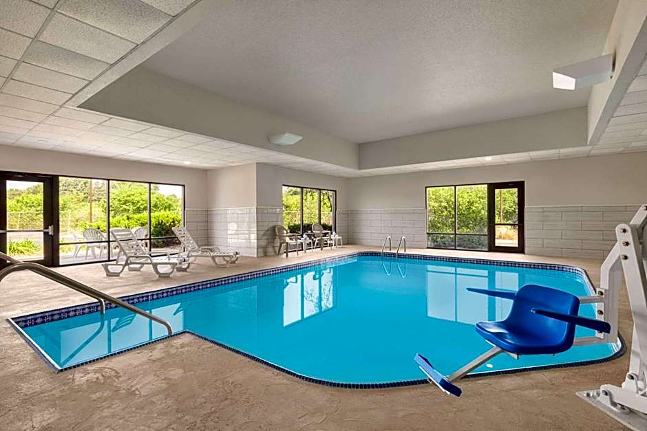 Super 8 by Wyndham Germantown/Milwaukee