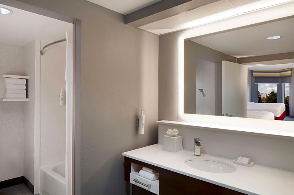Hampton Inn By Hilton And Suites Atlanta Airport