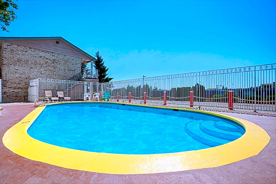 Days Inn by Wyndham Everett