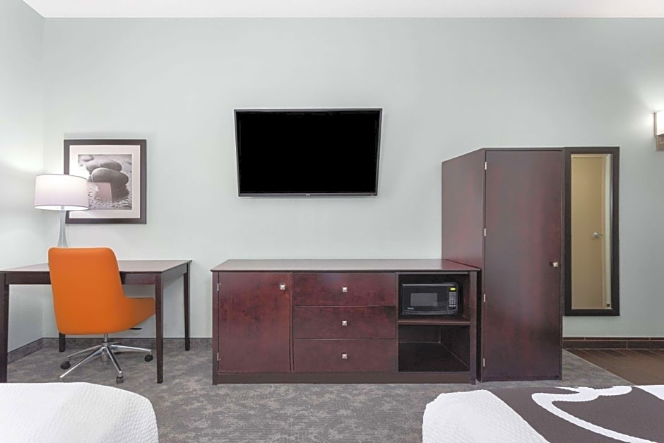 La Quinta Inn & Suites by Wyndham Bonita Springs Naples