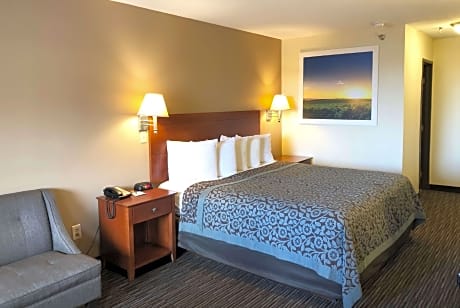 1 Queen Bed Mobility Accessible Room Non-Smoking