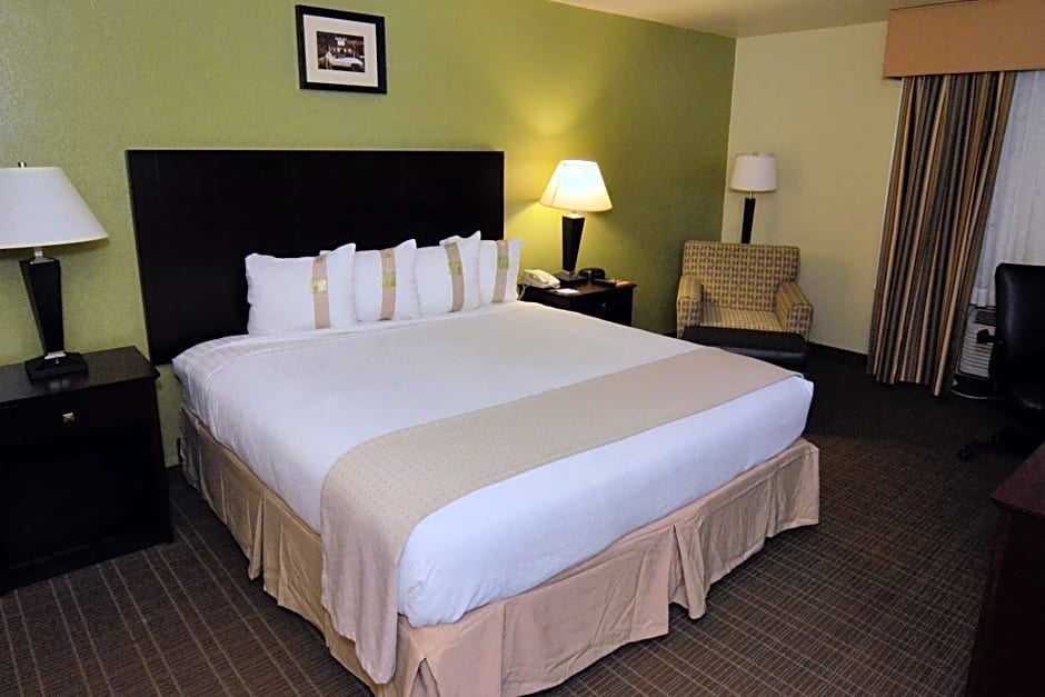 Holiday Inn Edison at Midtown