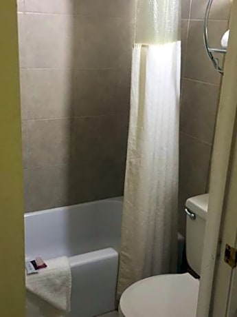 Queen Room - Non-Smoking