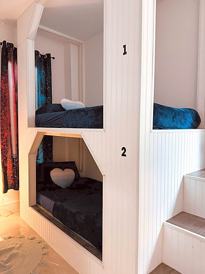 Atrium Hostel Design District