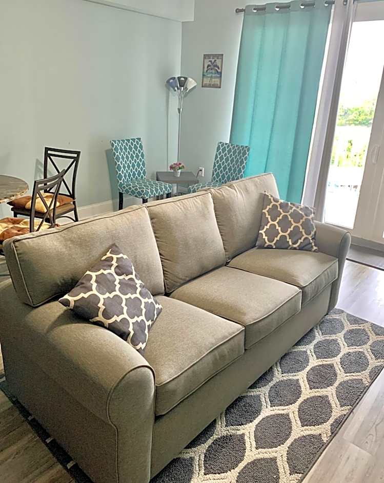 LAKETOWN 5 POOLs STEPS TO BEACH FAMILY FRIENDLY