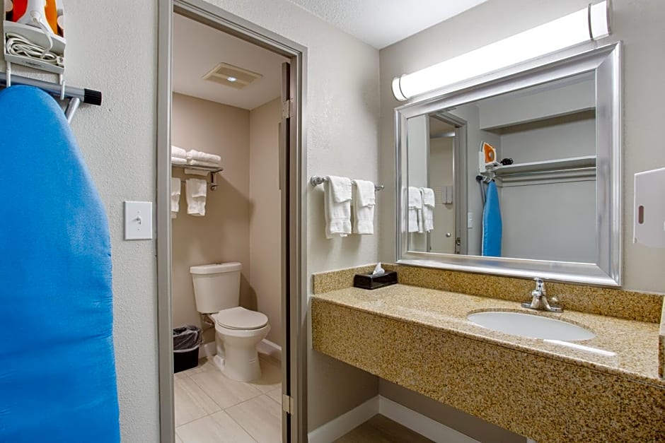 Orangewood Inn & Suites Kansas City Airport