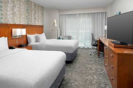 Queen Room with Partial Ocean View and Balcony - Hearing Accessible