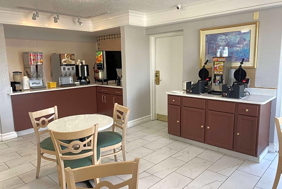Days Inn & Suites by Wyndham Arlington Heights