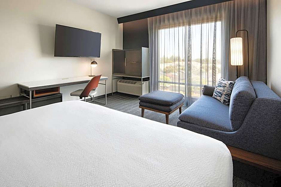Courtyard by Marriott Fresno Clovis