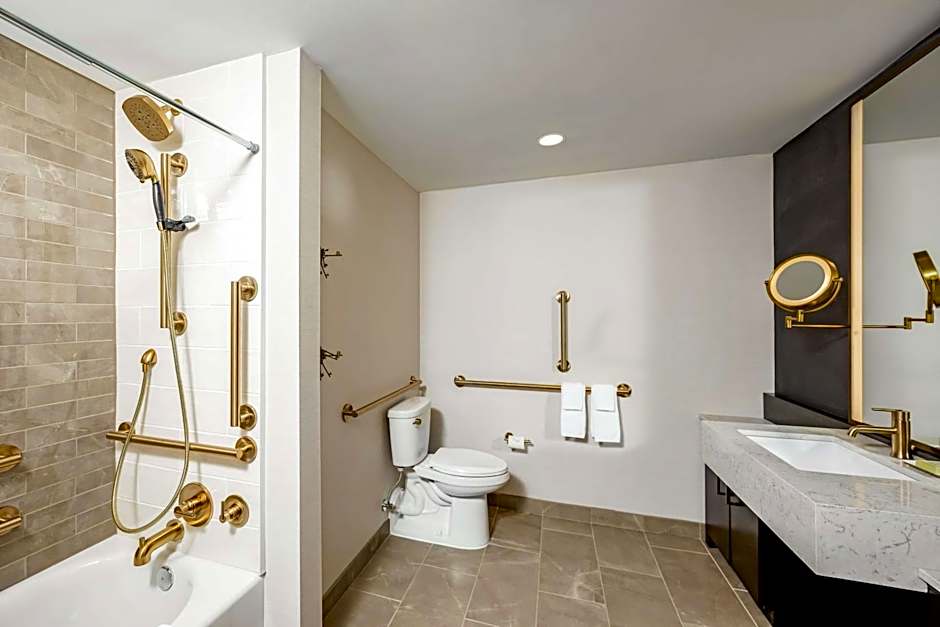 Hotel Fort Des Moines, Curio Collection by Hilton