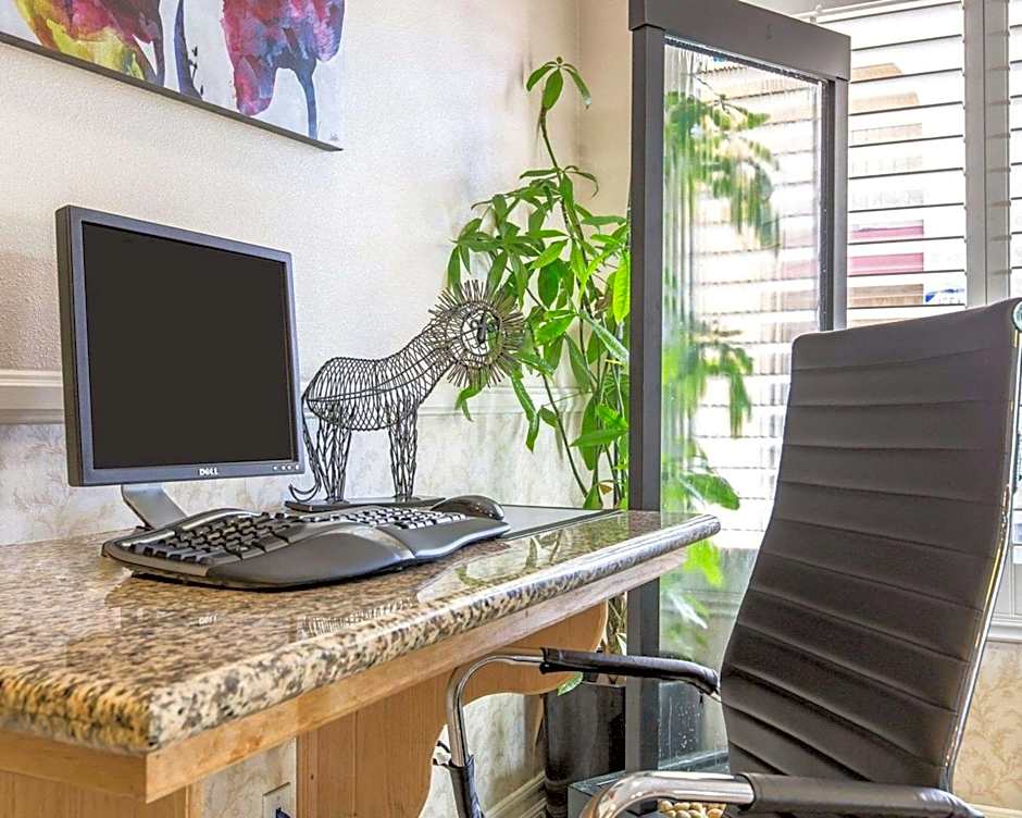 Rodeway Inn & Suites Colton-Riverside