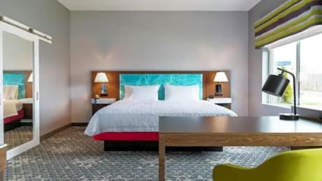 1 King Microwv/Fridge/Wet Bar Studio Suite Ns