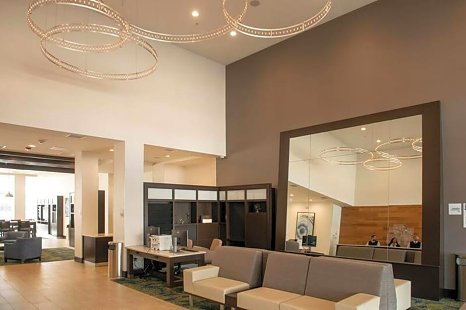 Holiday Inn & Suites Farmington Hills - Detroit NW