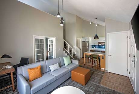 One-Bedroom Queen Bi-Level Suite with Loft and Golf View