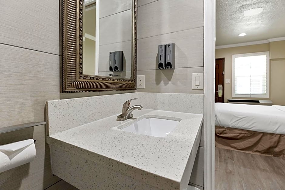 Le Blanc Inn & Suites