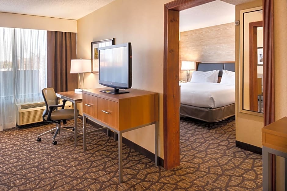 Holiday Inn Hotel & Suites Warren