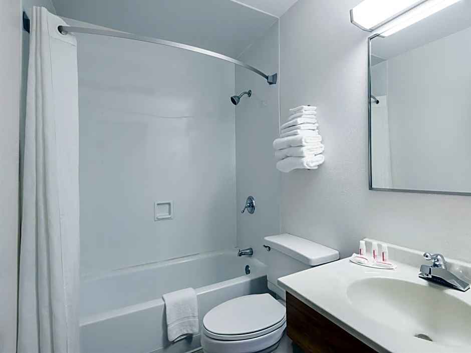 Super 8 by Wyndham Portland/Westbrook Area