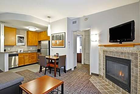 Deluxe One-Bedroom King Suite