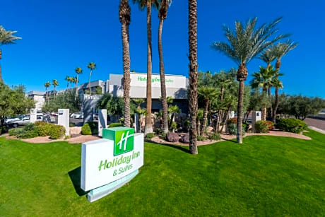 Holiday Inn & Suites Phoenix Airport North, an IHG Hotel