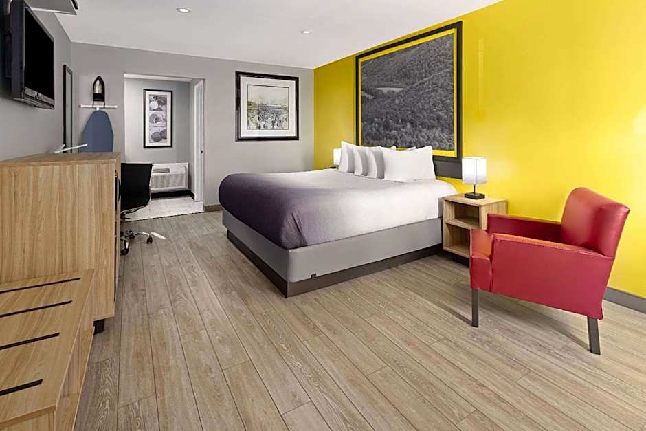 Super 8 by Wyndham Hazleton