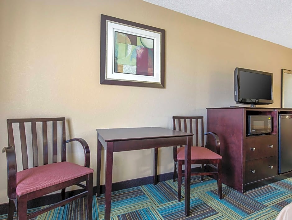 Quality Inn & Suites Arnold