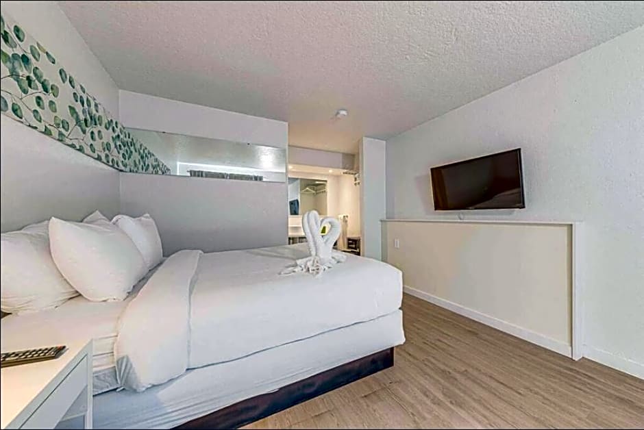 Travel Lodge by Wyndham 10 min from Disney
