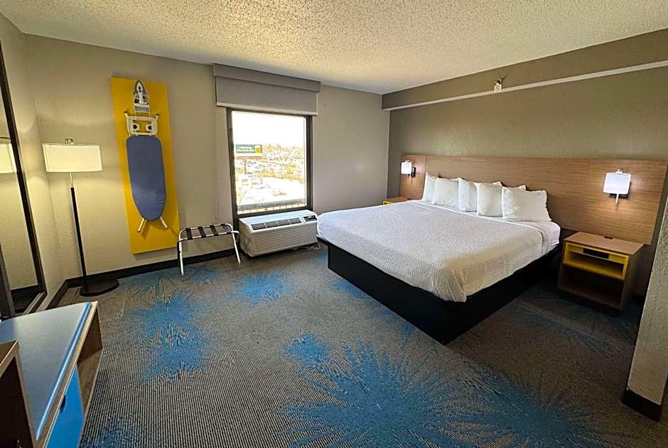 Days Inn & Suites by Wyndham Cedar Rapids