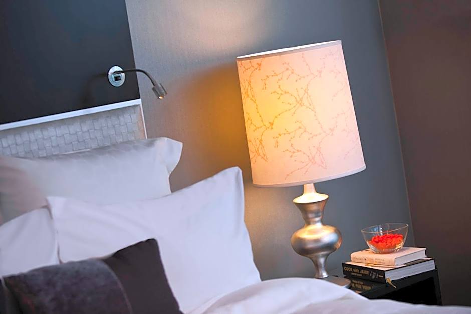 Renaissance by Marriott Arlington Capital View Hotel