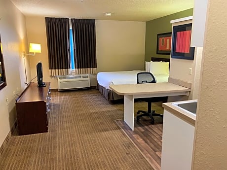 Efficiency Queen Room with Roll-In Shower - Disability Access/Non Smoking/Pet Friendly